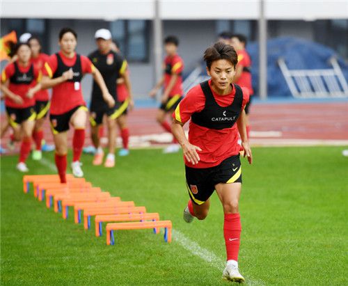 舒波莫廷34岁，和拜仁合同本赛季结束后到期，本赛季至今出场16次，4次首发，打进3球。